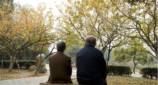 56岁富婆大妈相亲45岁小伙:我会给你幸福,小伙:能给我一套房吗