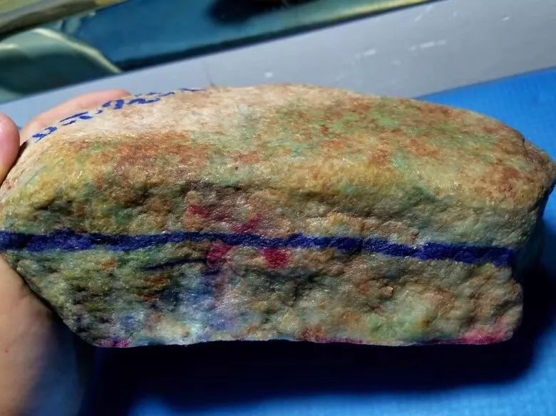 翡翠|仅4公斤重的木那原石，还没开切就不被看好，最后飘花成品一堆！