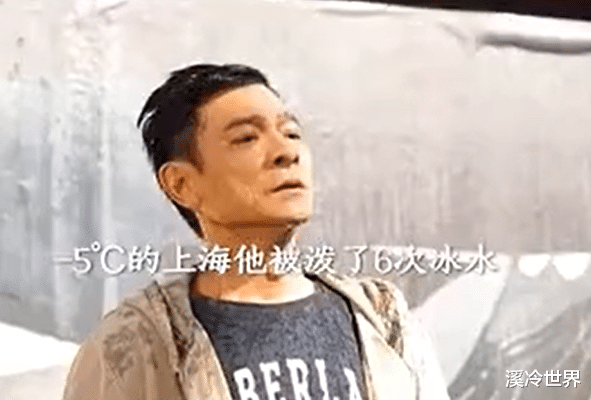 刘德华|60岁刘德华站雨棚内拍照!素颜眼角稍显眼纹,休闲装扮无一名牌