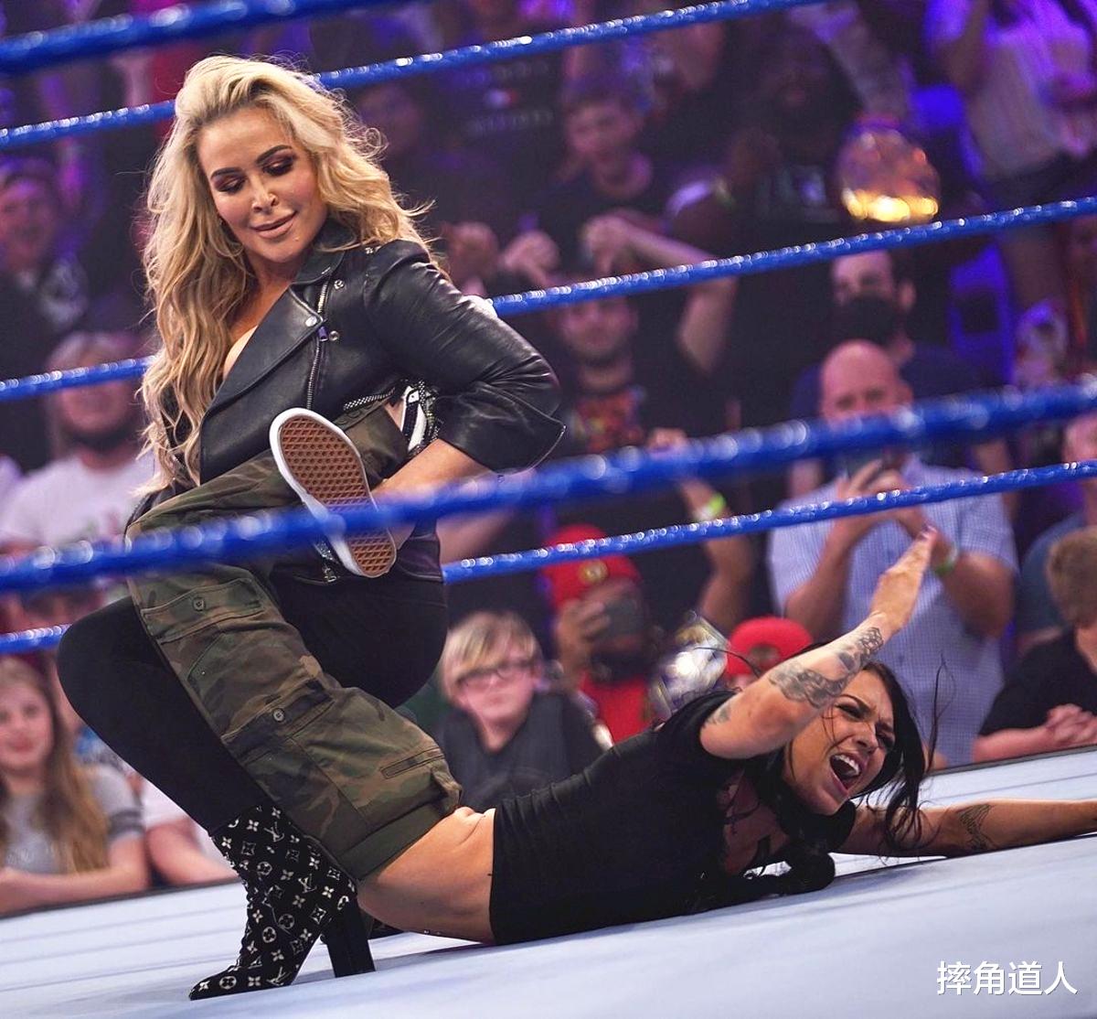 wwe|前WWE选手身披7条金腰带“致谢”老麦，15年老将甘为李霞充当绿叶