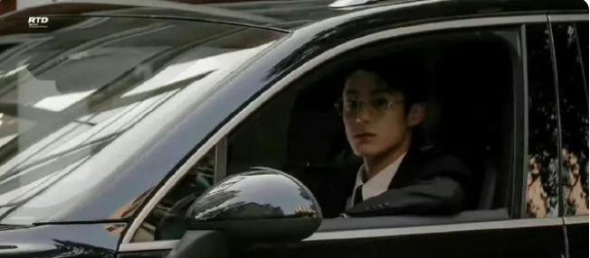 王鹤棣新剧惹争议,用假车牌被交警拖走,还曾陷入番位风波