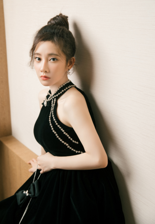 冯提莫|冯提莫荣获BLS三连冠,黑白两款造型惊艳全场,演唱实力备受认可