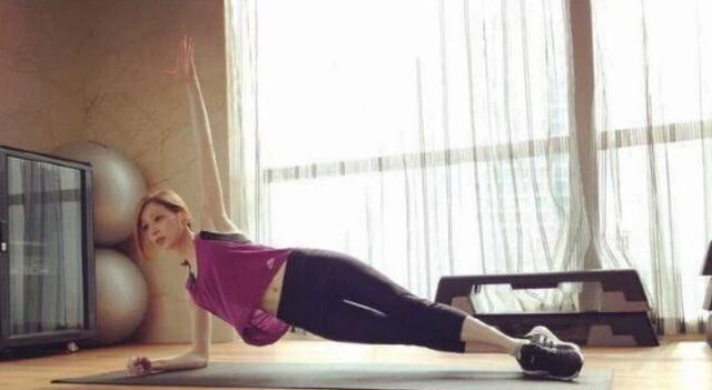 参观王心凌住的豪宅,家里设计有健身房,每天都会运动健身