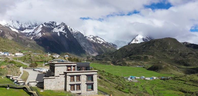 |藏区2000多元的酒店，需要提前半年预定，房间内可观雪山和冰川