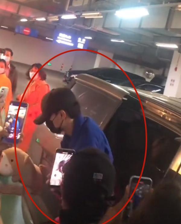 德云社|德云社秦霄贤拍夜戏下班,在停车场被代拍围堵,粉丝的喊话真解气