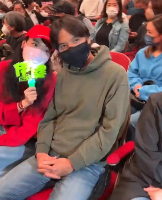 郑伊健|郑伊健开演唱会，舒淇携老公冯德伦现身支持