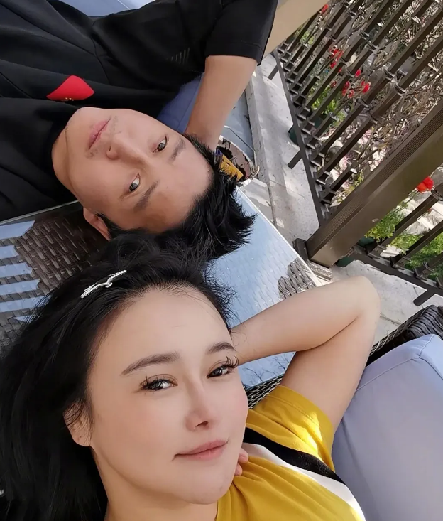 冉莹颖|冉莹颖和拳王秀恩爱，假睫毛能把帽子掀起来，嘴角有明显疤痕