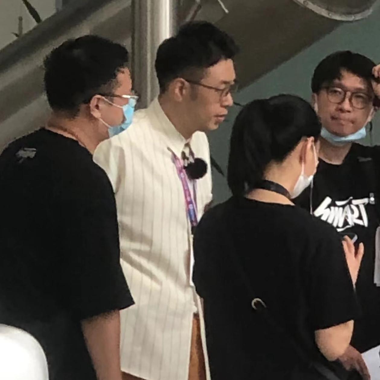 杜海涛 34岁杜海涛素颜露面，瘦到脱相认不出，网友：他老得像亲妈同龄人