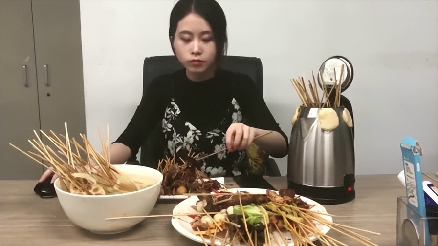 金寨|曾经力压李子柒,却因危险操作翻车,办公室小野如今怎么样了?