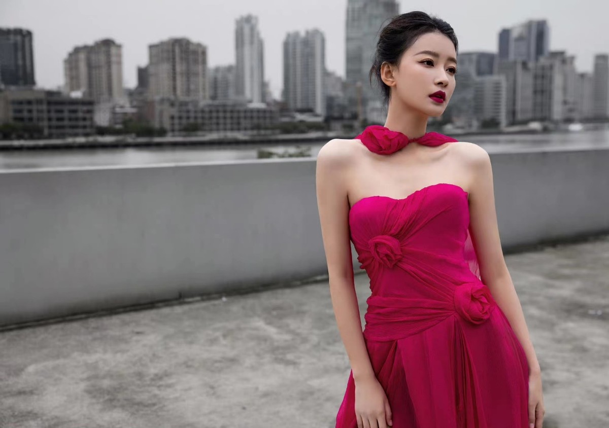 孙怡|?离婚后的姐姐太漂亮！孙怡红毯首秀大爆火，穿玫瑰红长裙造型封神
