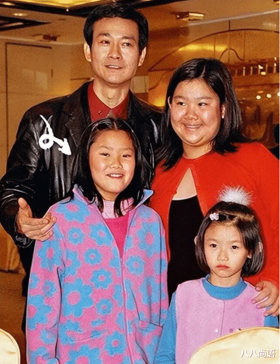 官晶华|官晶华俩女儿近照，一位成熟大方一位清新甜美，姐妹俩遗传妈颜值