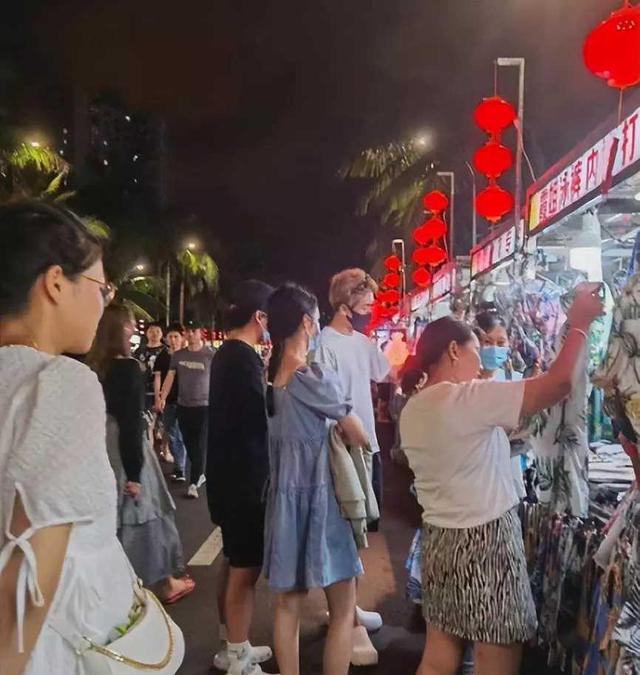 郭麒麟|郭麒麟周也深夜逛街？女方穿着清凉，郭麒麟直接拖鞋出镜