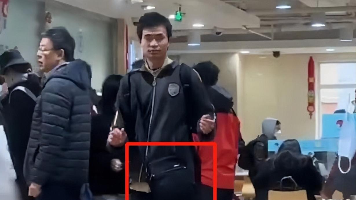 韦东奕|韦东奕北大食堂吃饭被偶遇，依然钟情大馒头，身旁女生的举动亮了