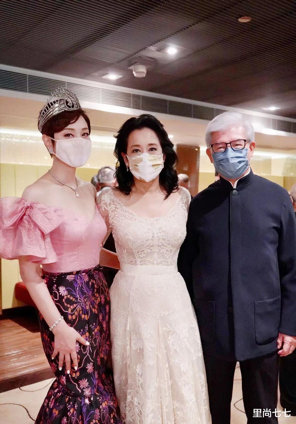 穿衣搭配 朱玲玲74岁老公怎么突然老成这样!头发全白了,但身姿挺拔像小伙