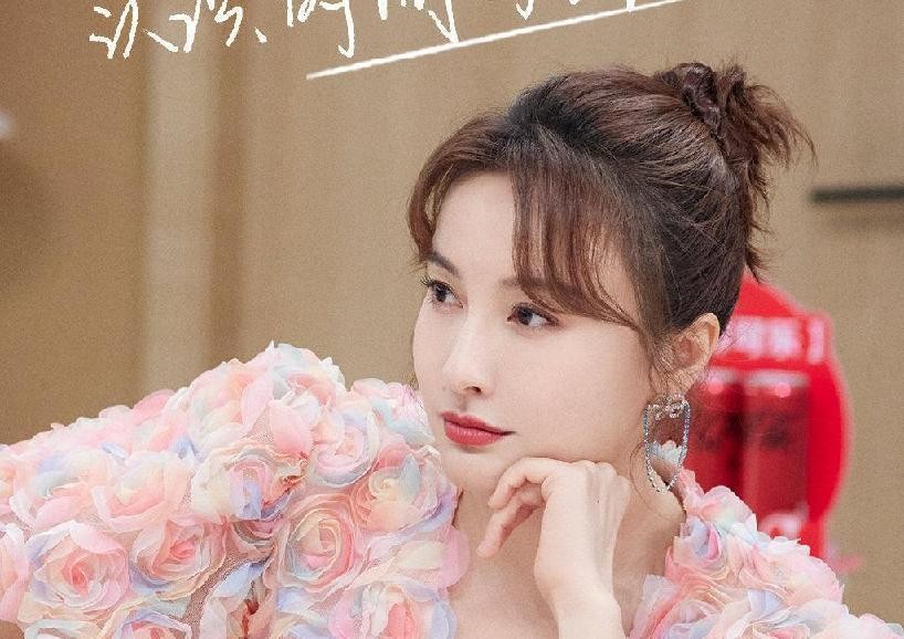 粉色的服装果然很独特，想要穿得不年轻都难，很适合吴昕的气质