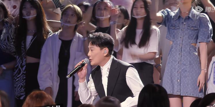 张信哲|张信哲、伍思凯无瑕疵合唱，同频共振浑然天成，张远的青春回来了