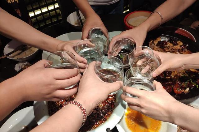 重庆男子参加儿子升学宴被灌酒,熟睡中身亡,现场7人被告