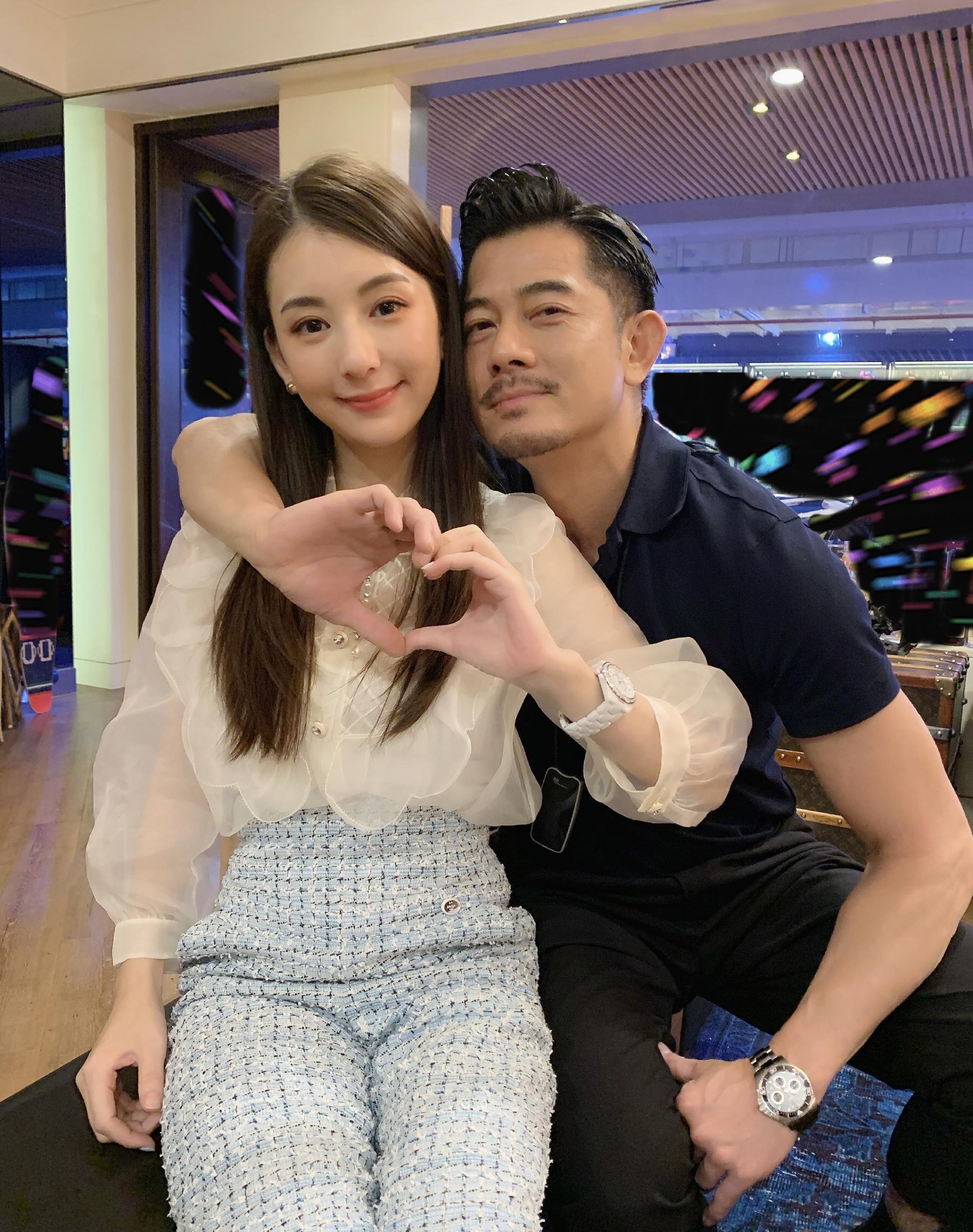 穿衣搭配|郭富城一家外出！小4岁丈母娘怀抱外孙女，方媛粉色穿搭成五五分