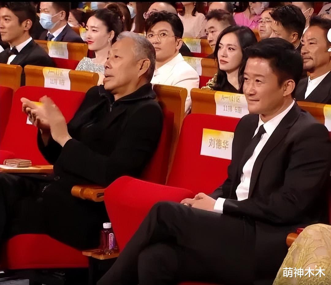 倪妮|金鸡奖明星台下反应：吴京陪跑低头掩饰情绪，倪妮为奚美娟欢呼