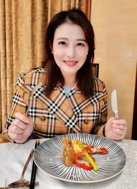 格纹 55岁周海媚发福也时髦，穿格纹连衣裙配高马尾，气质丝毫不输当年