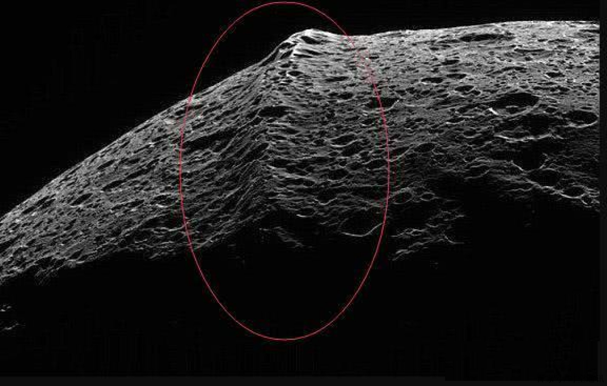 土卫八是废弃的飞船吗?科学家在土卫八上发现“焊痕”,细思极恐