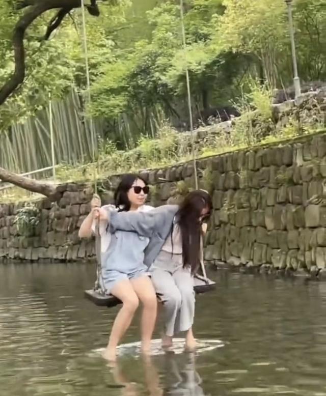 一男子不懂怜香惜玉,两位年轻女子即将落水,竟然不前去英雄救美