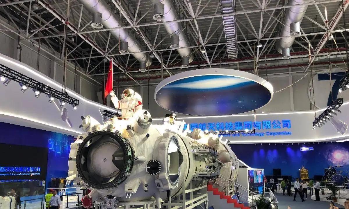 中国空间站采用T字形结构,总重量达九十吨,每天可发电1000度