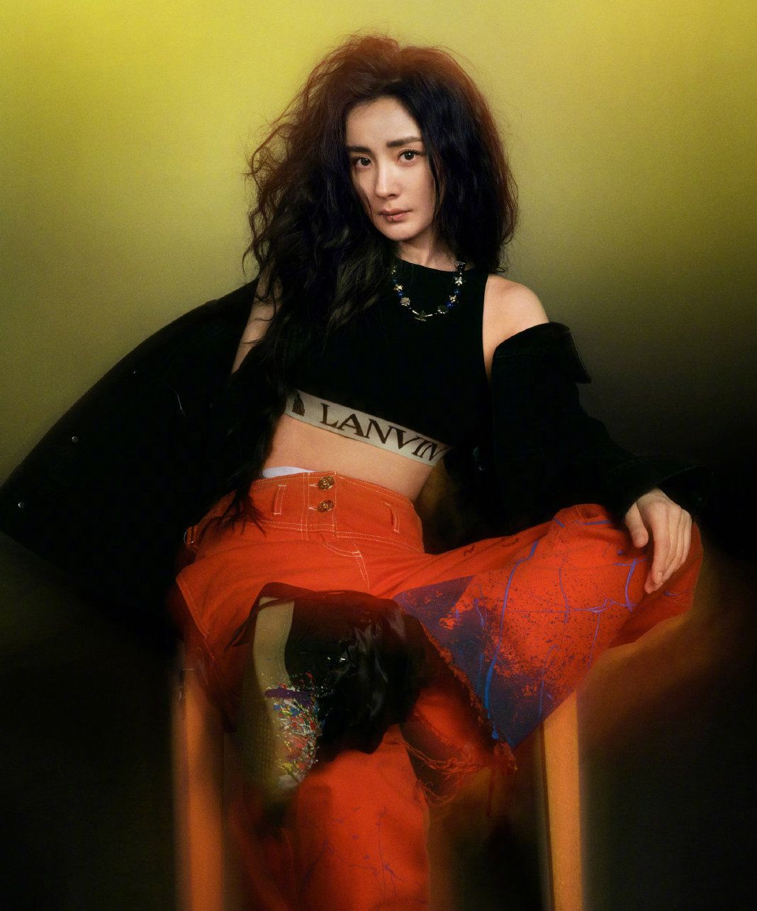 杨幂|35岁杨幂又拍写真了,小蛮腰大长腿真抢镜,头戴皮草似女海盗