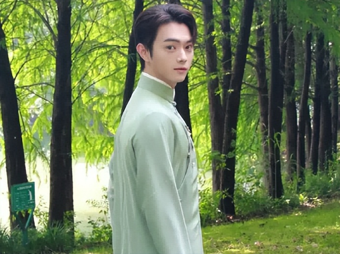 何炅|“气质不行”别穿长衫！这12位民国贵公子，完美诠释什么叫儒雅