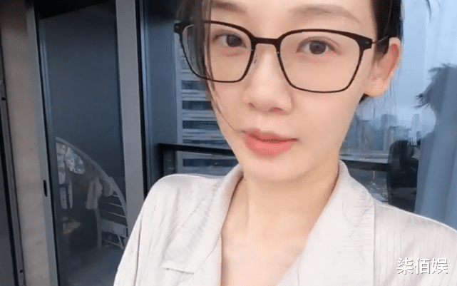 苗苗|郑恺老婆苗苗为女儿做辅食,一岁半小酸奶说话清楚自己吃饭,好乖