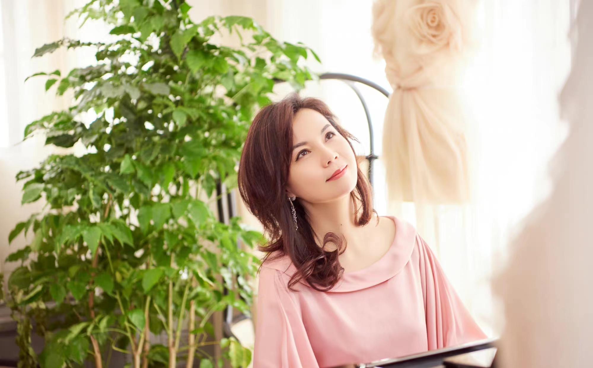 周冰倩|53岁周冰倩定居上海外滩！穿清凉背心丰满迷人，皮肤白皙显年轻