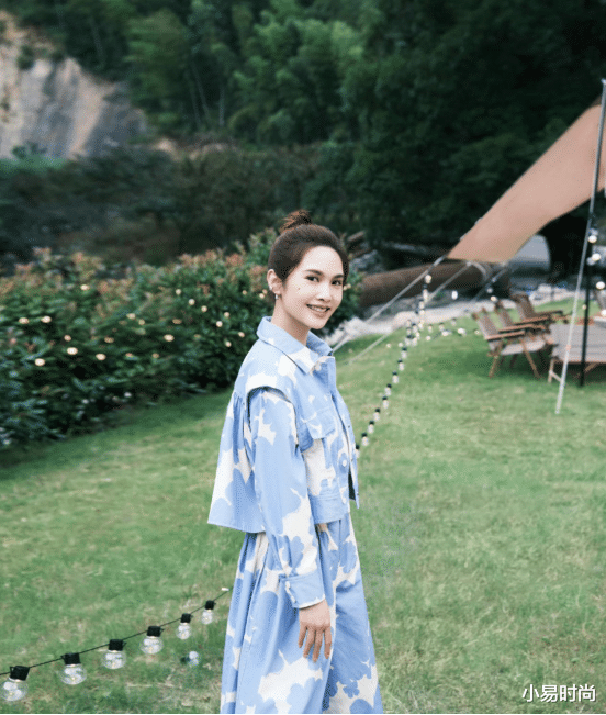 穿衣搭配|姐姐杨丞琳还是依旧这么元气！最新综艺的粉蓝服装搭配，尽显清甜