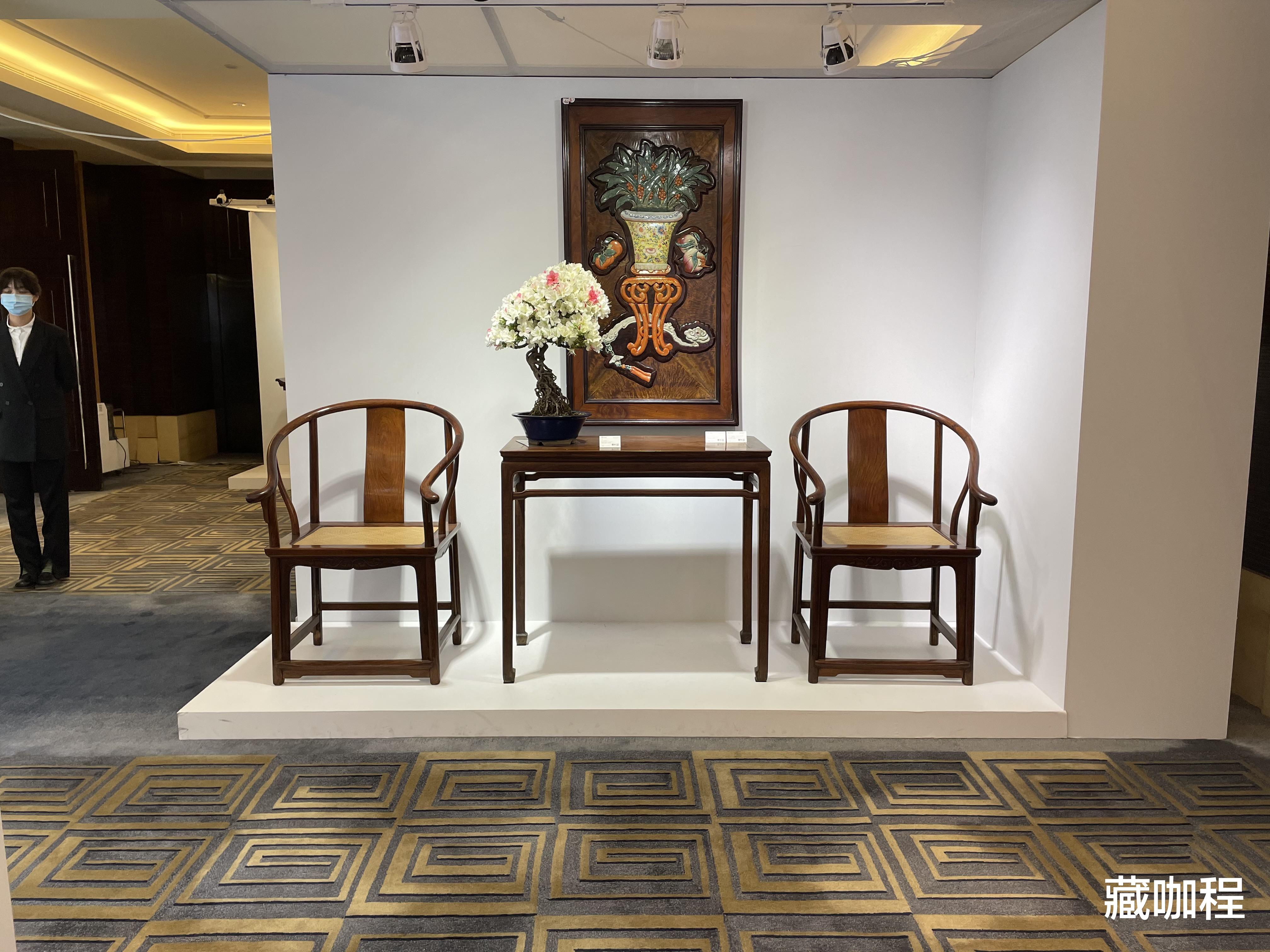 |器型标准、用料规整，清黄花梨条桌高挑身形