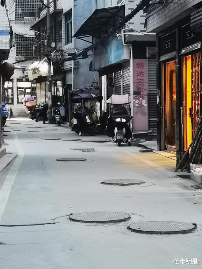 温州惊现“窨井盖一条街” 800余米路面遍布200多个“地雷”