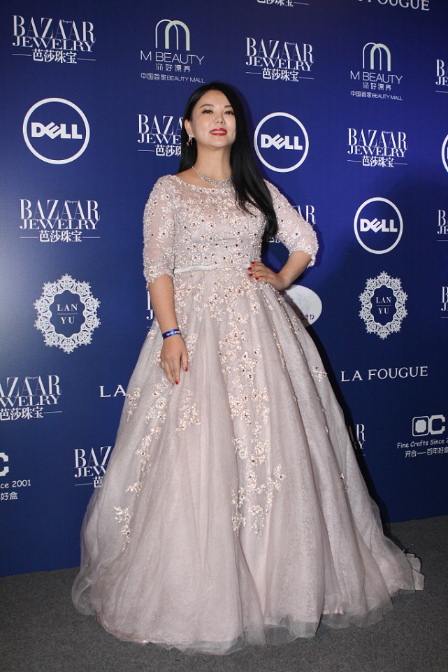 香槟|李湘的“傲人身材”让人羡慕,身穿鎏金小礼裙,贵妇感满满太惊艳