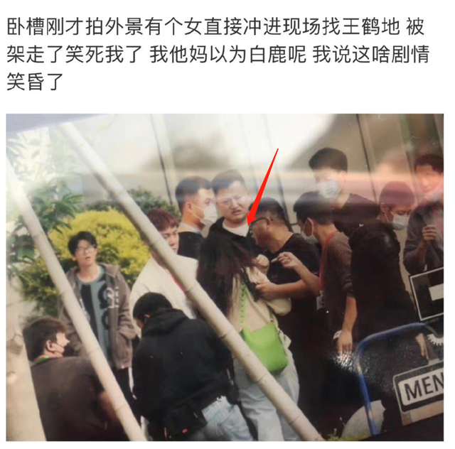 王鹤棣|顶流王鹤棣片场被私生强抱！反应迅速及时闪开，白鹿吓到一脸懵