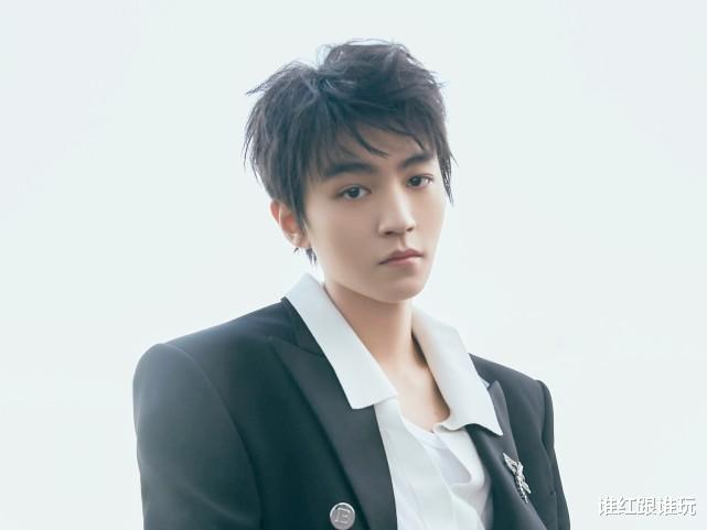 王俊凯|电影《刺猬》杀青，王俊凯齐刘海配校服很青春，导演和男主是亮点