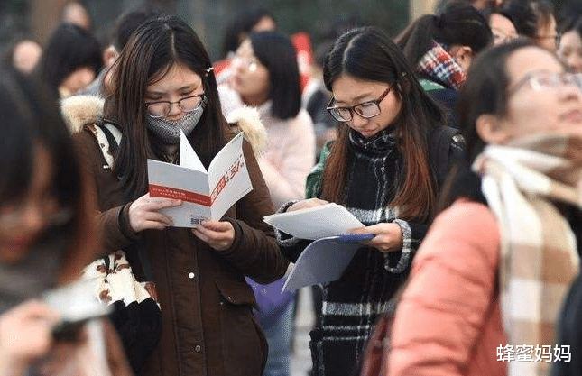 大学生|公务员将实行“聘任制”？年薪有望超30万，另外还有一个坏消息