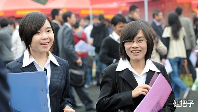 求职|“普信女”求职遇冷，晒个人简历却遭众人吐槽，评论满满质疑声！