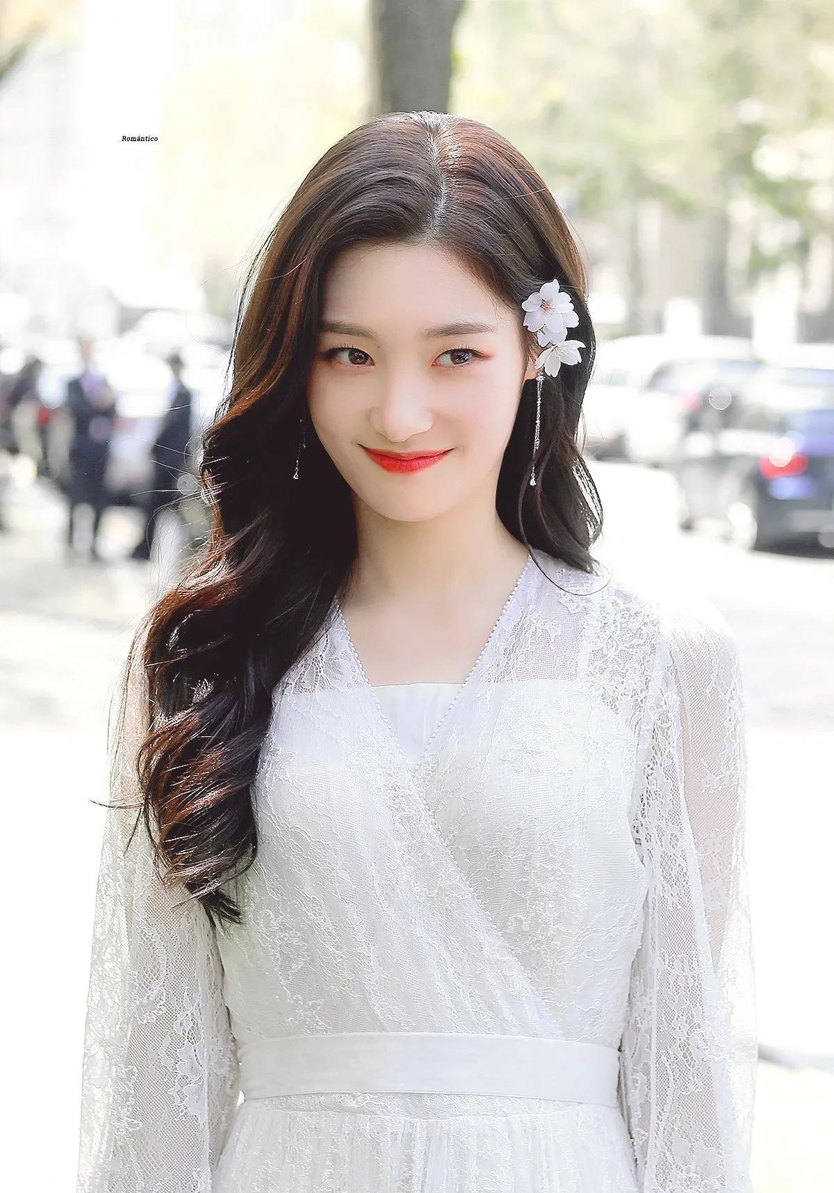 天生丽质|郑采妍，灵动唯美的柔情美女，天生丽质的少女范，太亮眼啦