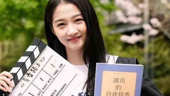 关晓彤|“国民闺女”关晓彤的字迹曝光，可爱又有个性，很多学生想要模仿