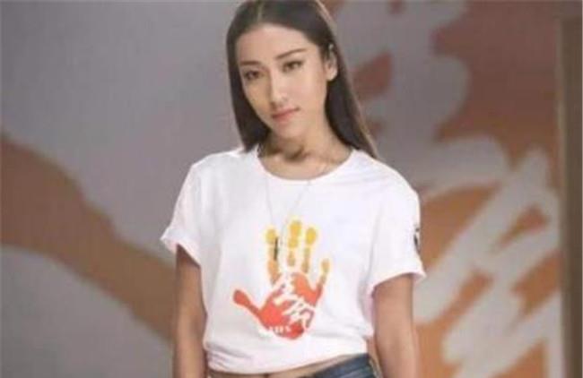 吉克隽逸|有种“整容”叫吉克隽逸卸妆,素颜生活照曝光,网友:为啥要扮黑?