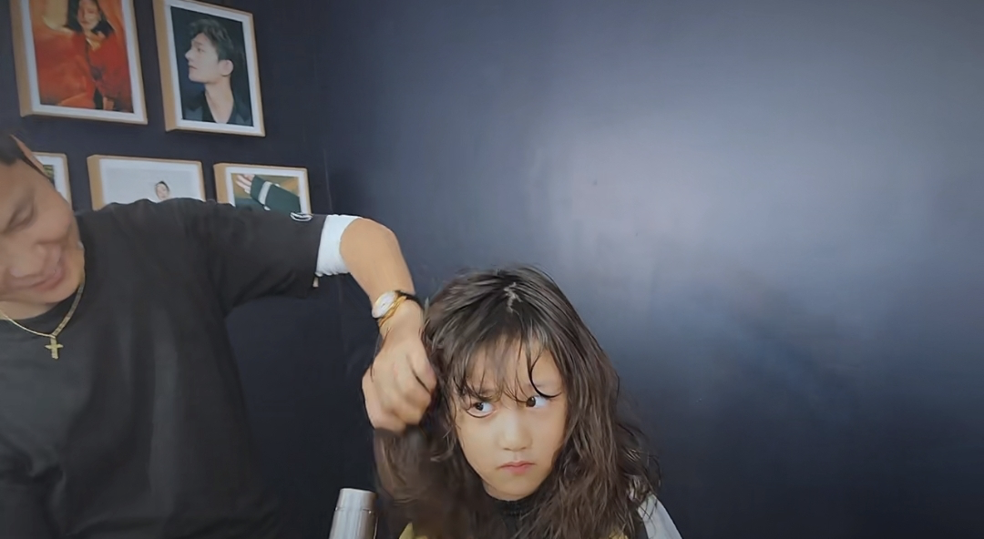 孙莉 黄磊孙莉好开明，带8岁小女儿烫发，多多晒自拍也挑染白发画风成熟