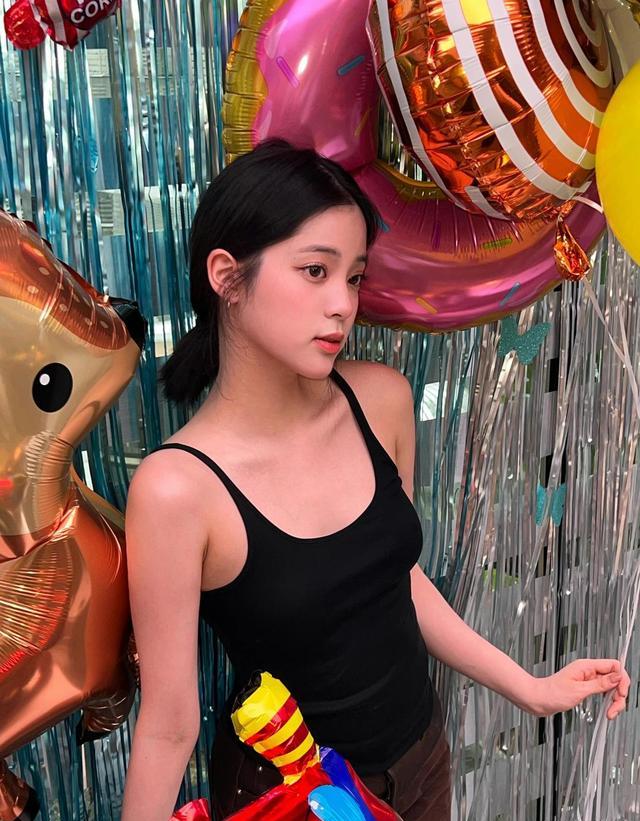 欧阳娜娜|欧阳娜娜身材不一般，男生汗衫也能穿出凹凸感，配上婴儿肥更好看