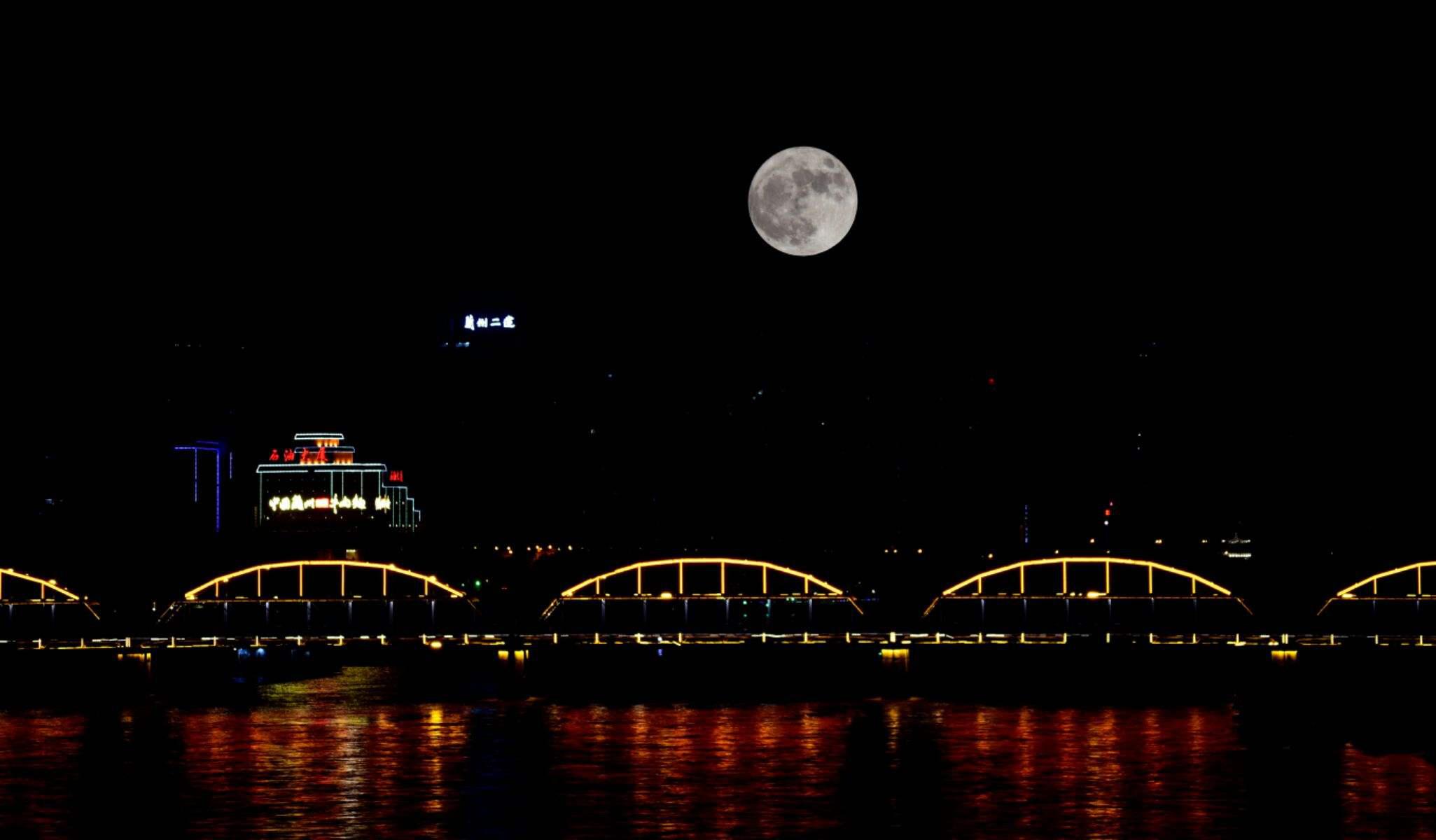 中秋临近,如何拍出一组月亮大片?