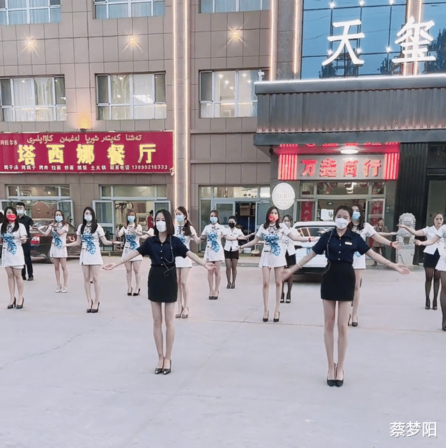 成都：足浴店女技师穿短裙跳舞，引发网友热议