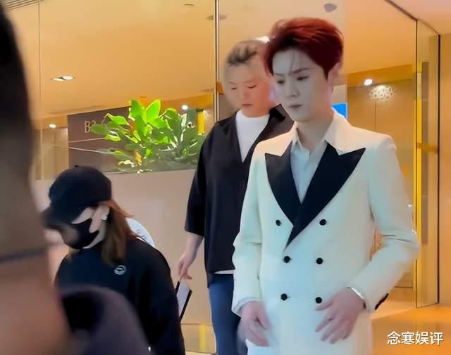 鹿晗|因不满媒体恶意发活动黑视频,粉丝怒怼鹿晗工作室,拿工资不办事