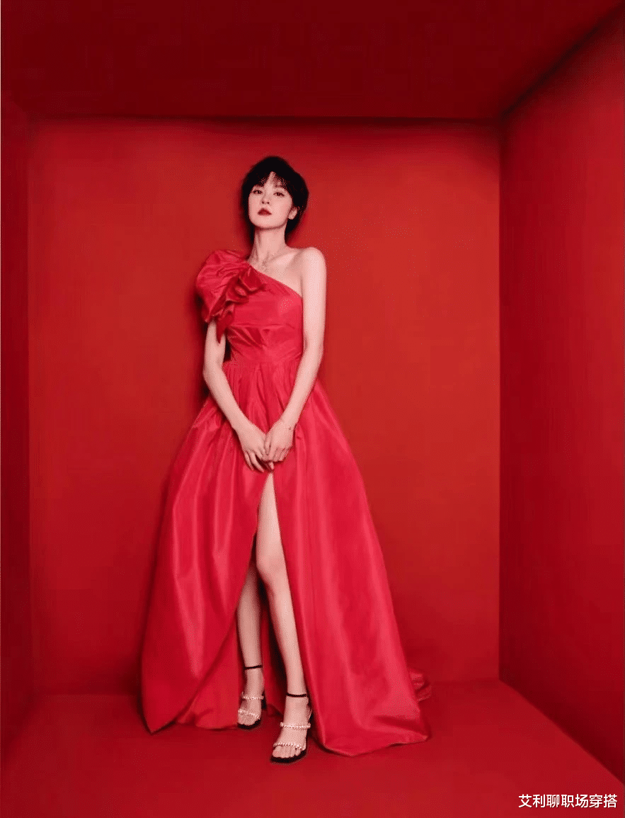 春晚|春晚明星扎堆比美，赵丽颖水墨长裙穿出国泰民安脸，秦岚惊艳宋祖儿俏皮