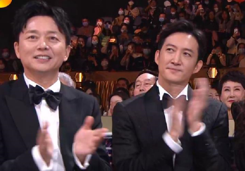 谭松韵|看众星金鹰奖颁奖礼造型：42岁殷桃黑裙显身材，谭松韵波点裙清新