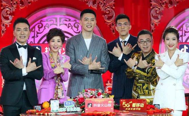 辽宁男篮|于洋拿出付豪、张镇麟、赵继伟照片！辽篮元素，现身2022辽视春晚